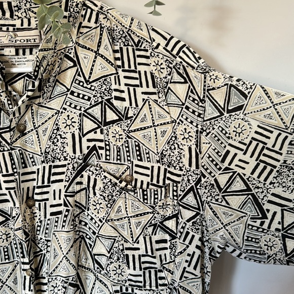 Vintage Tribal Print Button Down Shirt. - Picture 4 of 4